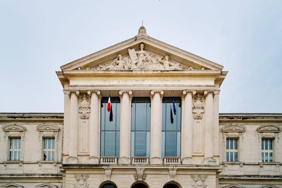 Historijski Palais de Justice u Nici s klasičnom francuskom arhitekturom